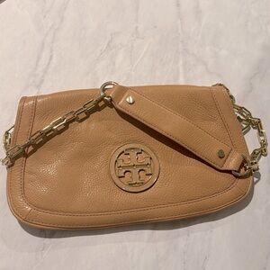 Tory Burch Amanda Logo Crossbody Clutch - Royal Beige